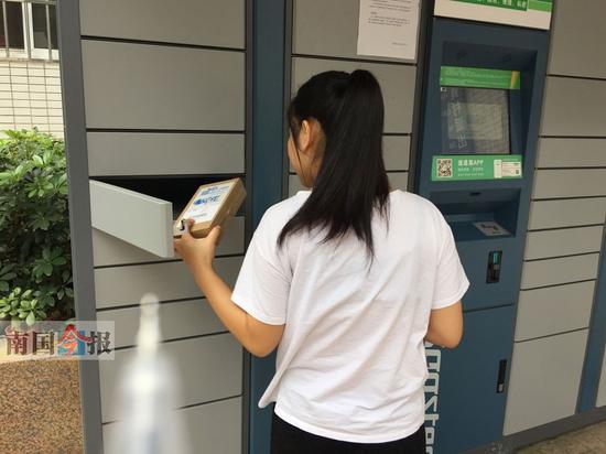 圖為業(yè)主從寄存柜里取快遞。 資料圖片