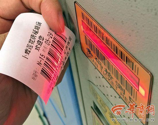 小偷用一張條形碼開三個(gè)柜 超市存包柜里包被偷